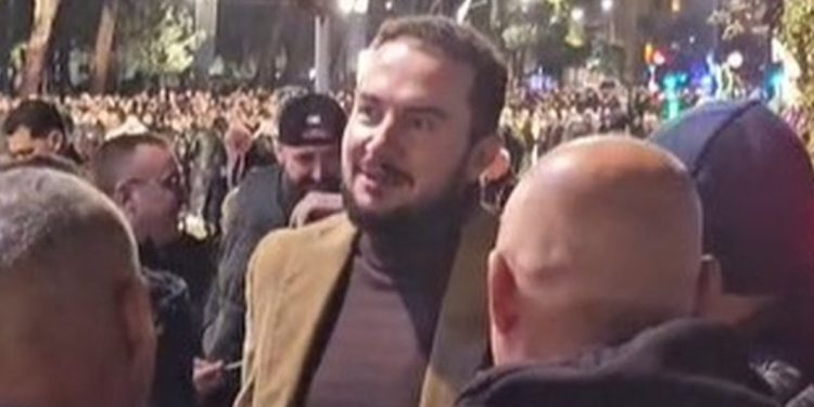 LAJM I FUNDIT/ Salianji qëndron i veçuar në fund të Bulevardit, i bashkohet…