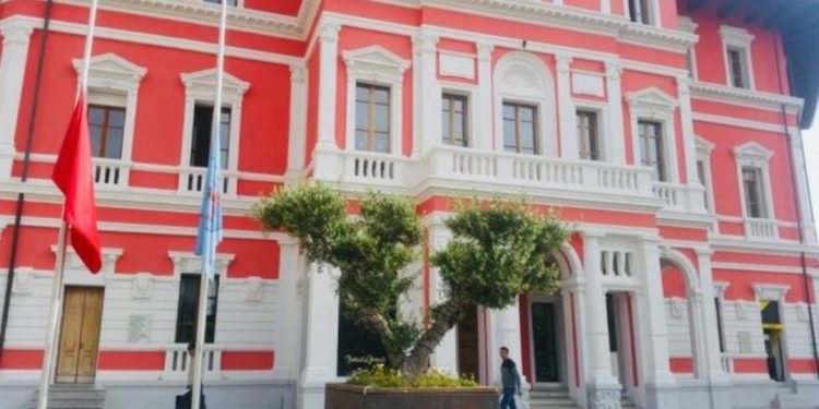 LAJM I FUNDIT/ Prokuroria mësyn në Bashkinë e Vlorës, SEKUESTRON disa…