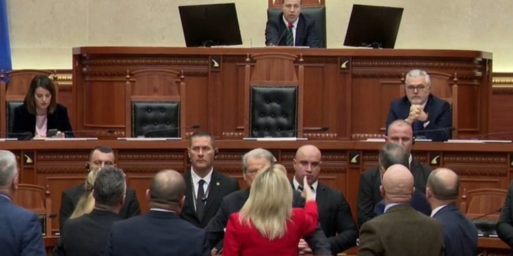 Fjalori banal i Berishës detyron Peleshin të ndërmarrë masa DRASTIKE, deputetët e PD “turren”…