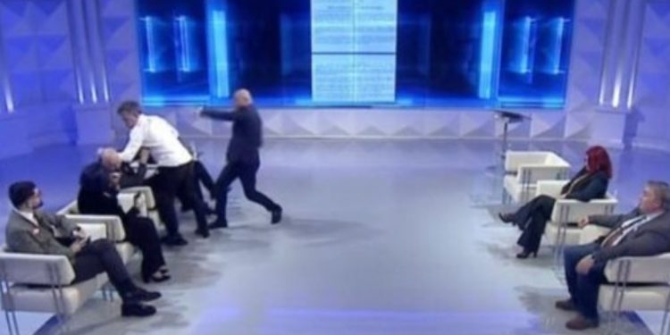 VIDEO/ Plas grushti në studio, Berat Buzhala godet Albatrosin. E pabesueshme…