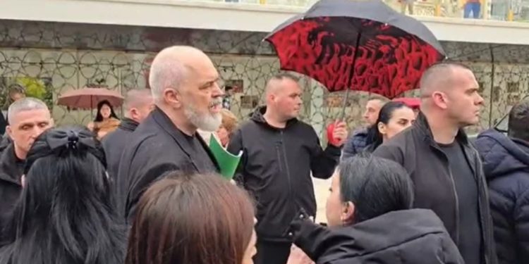 “O hajdut!”/ Rama përplaset me disa militantë të PD-së: Ju jeni…