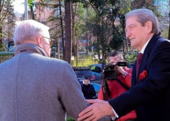 Politikani europian i “zbarkoi” te selia, Sali Berisha rrëfen bisedën me të: I tregova…
