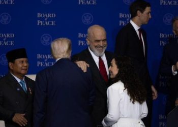 Buzëqeshje, rrahje shpatullash dhe batuta në mes Ramës e Trump, çfarë nuk u pa në TV…