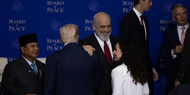 Buzëqeshje, rrahje shpatullash dhe batuta në mes Ramës e Trump, çfarë nuk u pa në TV…
