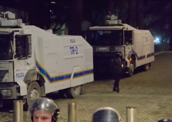 Disa kordonë policie dhe dy makina shi hedhëse para Kryeministrisë! Ç’po ndodh…