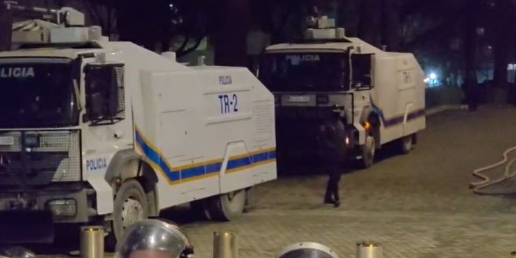 Disa kordonë policie dhe dy makina shi hedhëse para Kryeministrisë! Ç’po ndodh…