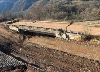 LAJM I KEQ/ Rruga që të çon drejt Korçës zhytet më shumë, tani ndalohen edhe këmbësorët!