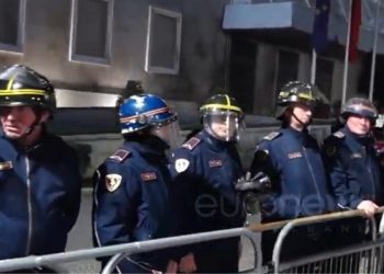 “Blindohet” me forca policore Kryeministria dhe selia e PS/ Çfarë po ndodh…