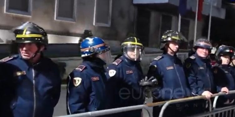 “Blindohet” me forca policore Kryeministria dhe selia e PS/ Çfarë po ndodh…