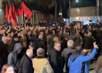 Merret udhëzimi i parë i protestës së opozitës, marshojnë drejt…