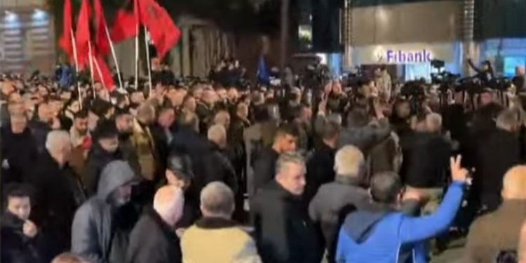 Merret udhëzimi i parë i protestës së opozitës, marshojnë drejt…