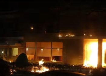 Militantët e PD dogjën vilën e Enverit, brenda ishin 25 të huaj! Shumica Amerikanë…