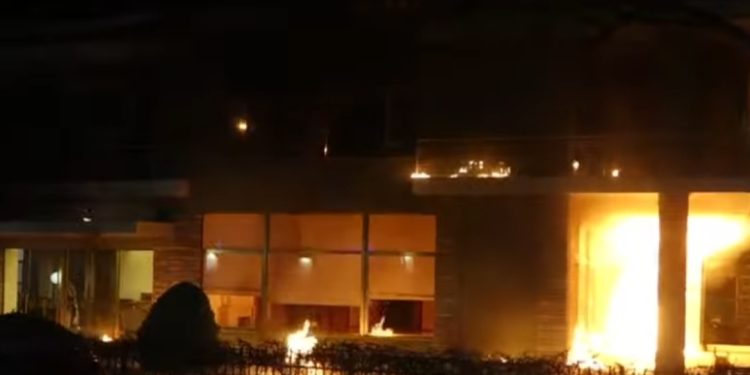 Militantët e PD dogjën vilën e Enverit, brenda ishin 25 të huaj! Shumica Amerikanë…