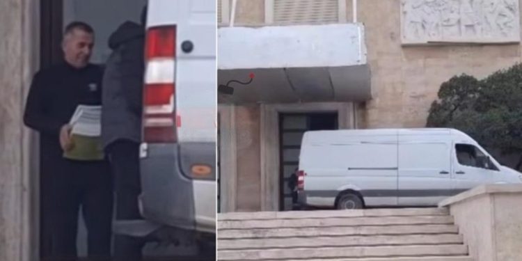 Çfarë po ndodh të Kryeministria?! Furgoni para hyrjes, punonjësit ngarkojnë “DOSJET”
