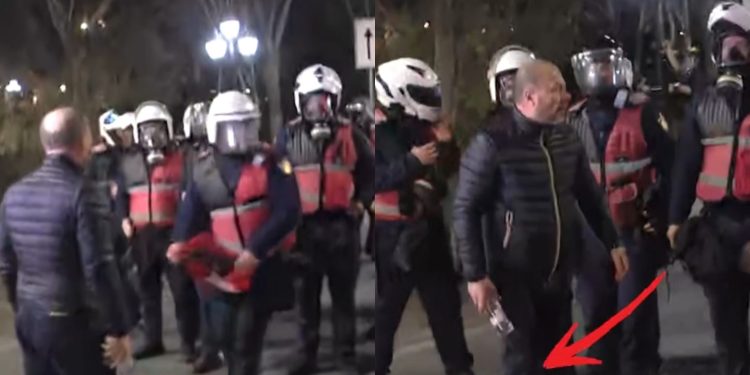 VIDEO/ Efektivi i policisë s’duron dot! Bën gjestin fantastik në protestën e Berishës…