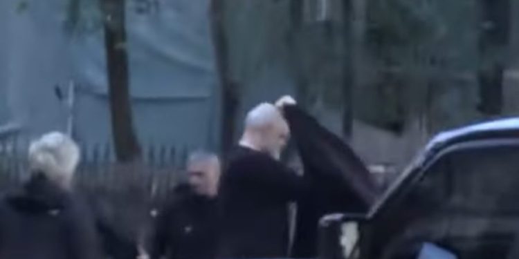 Militantët “bombarduan” me molotov vilën e Enver Hoxhës, Rama ditën e sotme kryen LËVIZJEN e papritur…