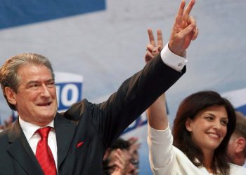 Berisha dhe Topalli votuan KUNDËR shkarkimit të Elisa Spiropalit, si qëndron e vërteta e kartonit të kuq…