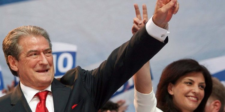 Berisha dhe Topalli votuan KUNDËR shkarkimit të Elisa Spiropalit, si qëndron e vërteta e kartonit të kuq…