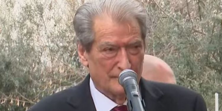 Berisha komenton përfshirjen e të huajve në goditjen me molotov në Vilën e Enverit