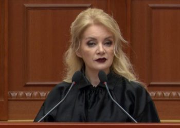 Deputetja Luarasi: Militantët e PD i vendosin flakën Tiranës dhe largojnë turistët nga Shqipëria