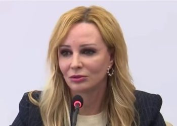 Drejtoresha e QSUT-së “çuditet” nga pyetja: Mjekët nuk u marrin lekë pacientëve