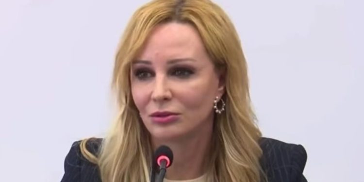 Drejtoresha e QSUT-së “çuditet” nga pyetja: Mjekët nuk u marrin lekë pacientëve