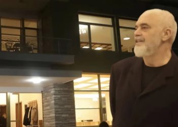 “Do gjejmë tunelin e fshehtë”/ Çfarë bëjnë artistët e huaj brenda vilës së Enver Hoxhës