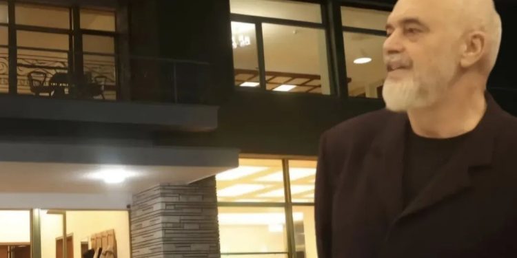 “Do gjejmë tunelin e fshehtë”/ Çfarë bëjnë artistët e huaj brenda vilës së Enver Hoxhës