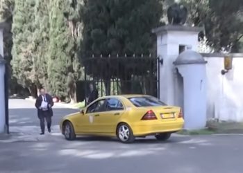 VIDEO/ Kush është ministrja modeste e kabinetit të Ramës, shkon me taksi për t’u betuar…