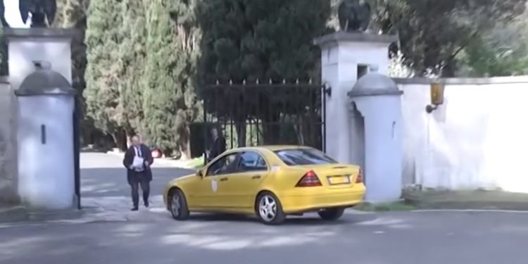 VIDEO/ Kush është ministrja modeste e kabinetit të Ramës, shkon me taksi për t’u betuar…