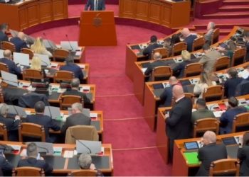 E pazakontë! Taulant Balla ruhet me gardist në tavolinën e Kuvendit!