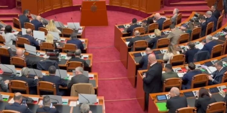 E pazakontë! Taulant Balla ruhet me gardist në tavolinën e Kuvendit!