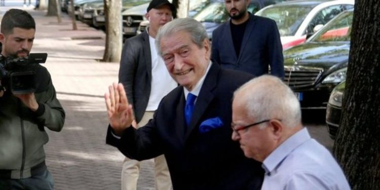 Ish-deputeti i PD-së “shpërthen” ndaj Berishës: Për të hequr qafe…
