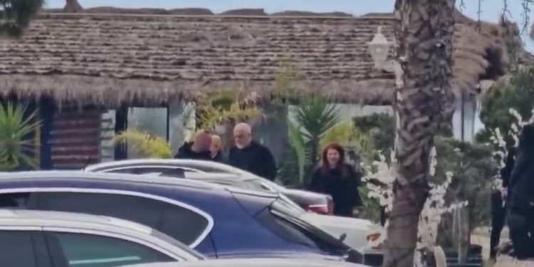 VIDEO/ Rama mbyll takimin në Vlorë, i nervozuar! Bën shenja me duar, bërtet…