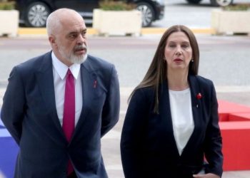 Përse nuk iu shkarkon Rama? Ministrja Kumbaro flet për “sekretin” e saj në qeveri…