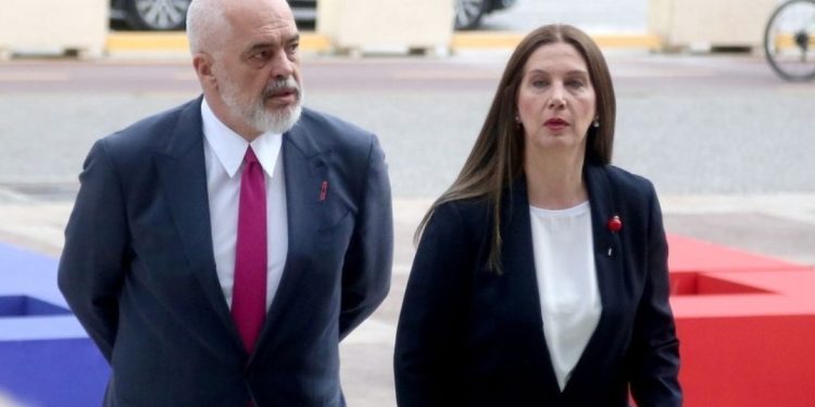 Përse nuk iu shkarkon Rama? Ministrja Kumbaro flet për “sekretin” e saj në qeveri…