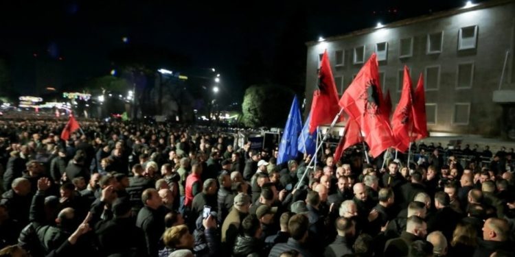 Pa podium dhe pa fjalime, mësohet SKENARI i protestës së Berishës/ Policia…