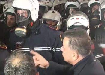Sali Berisha goditet në fytyrë, Flamur Noka iu hakërrehet efektivëve: Do ta paguani…