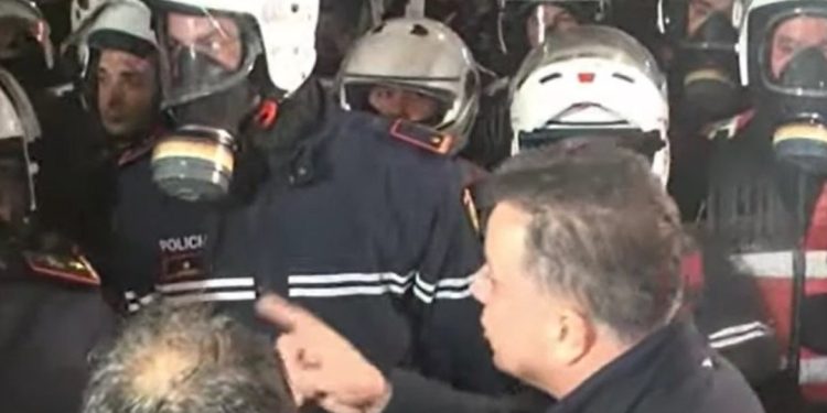 Sali Berisha goditet në fytyrë, Flamur Noka iu hakërrehet efektivëve: Do ta paguani…