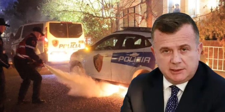 Militantët e Berishës i vunë flakën makinës së policisë, shpërthen Taulant Balla: Rroga…