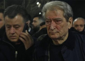Ish-deputeti demokrat “SHPËRTHEN” keq: Kjo PD është bërë për muzeun e humorit, nuk ka…