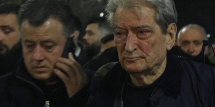 Ish-deputeti demokrat “SHPËRTHEN” keq: Kjo PD është bërë për muzeun e humorit, nuk ka…