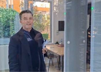 Erion Braçe paraqitet i buzëqeshur në SPAK, pyetet nga gazetarët (VIDEO)
