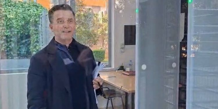 Erion Braçe paraqitet i buzëqeshur në SPAK, pyetet nga gazetarët (VIDEO)