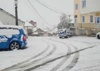 Vjen “Dimri” në Pranverë/ Moti i pazakontë “mbërthen” Shqipërinë, reshje dëbore edhe në…