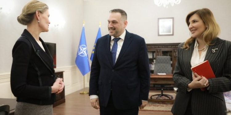 E ngarkuara me punë në Ambasadën Amerikane pret në takim ministrat e rinj: Ja 3 “porositë”…