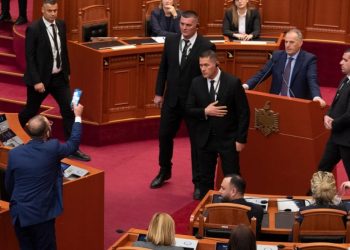 Kaosi në Kuvend/ Merret VENDIM: Kush është deputeti i PD-së që u përjashtua