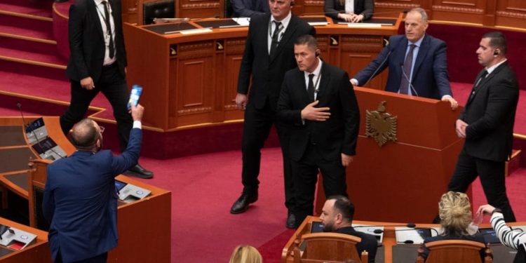 Kaosi në Kuvend/ Merret VENDIM: Kush është deputeti i PD-së që u përjashtua