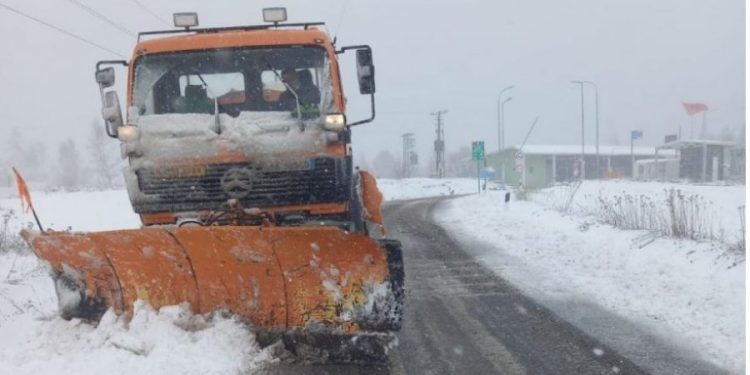 “Çmendet” moti në Pranverë/ E pabesueshme! Ja sa ka arritur trashësia e dëborës në…