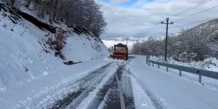 “Çmendet” moti në Pranverë/ E pabesueshme! Sa ka arritur trashësia e dëborës në…
